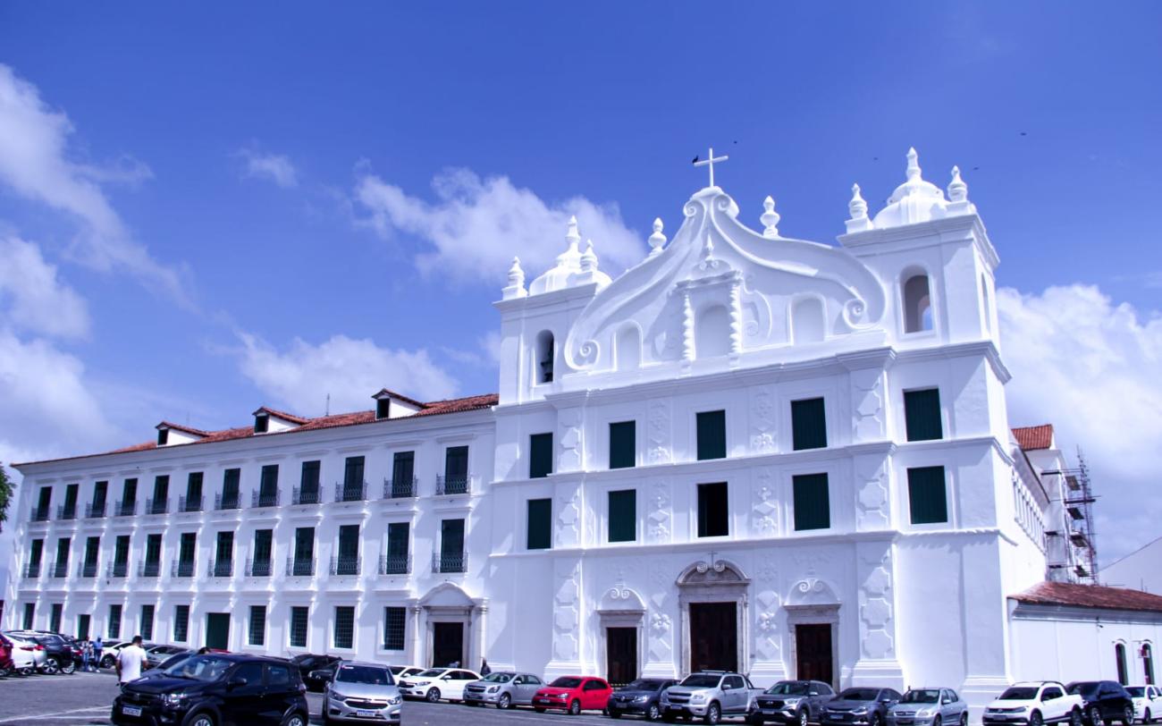 A Igreja de Santo Alexandre e Museu de Arte Sacra, inicialmente foi a sede da Companhia de Jesus na cidade de Belém do Pará na época do Brasil Colônia na década de 1650, era chamado de igreja de São Francisco Xavier e colégio de Santo Alexandre com os jesuítas João de Souto-Maior e Gaspar Fragoso. O antigo complexo jesuíta foi reconstruido em 1719 e, atualmente faz parte do conjunto arquitetônico e paisagístico Feliz Lusitânia; núcleo histórico inicial da cidade de Belém do Pará.